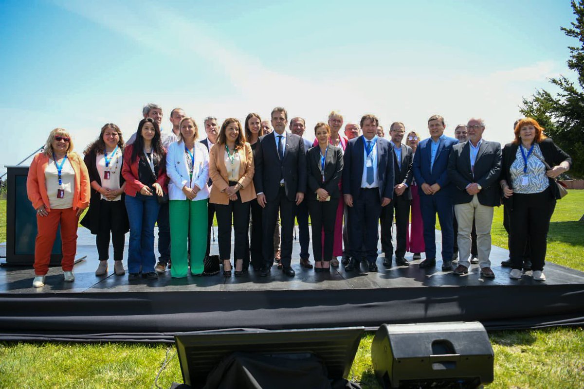 Gracias <a href="/SergioMassa/">Sergio Massa</a> por venir a Río Negro para anunciar la licitación de la mega obra de interconexión eléctrica en Alta Tensión para Bariloche, Dina Huapi, Mascardi y Villa La Angostura (ALIPIBA II). Su construcción aliviará la demanda y reforzará el suministro de Bariloche.