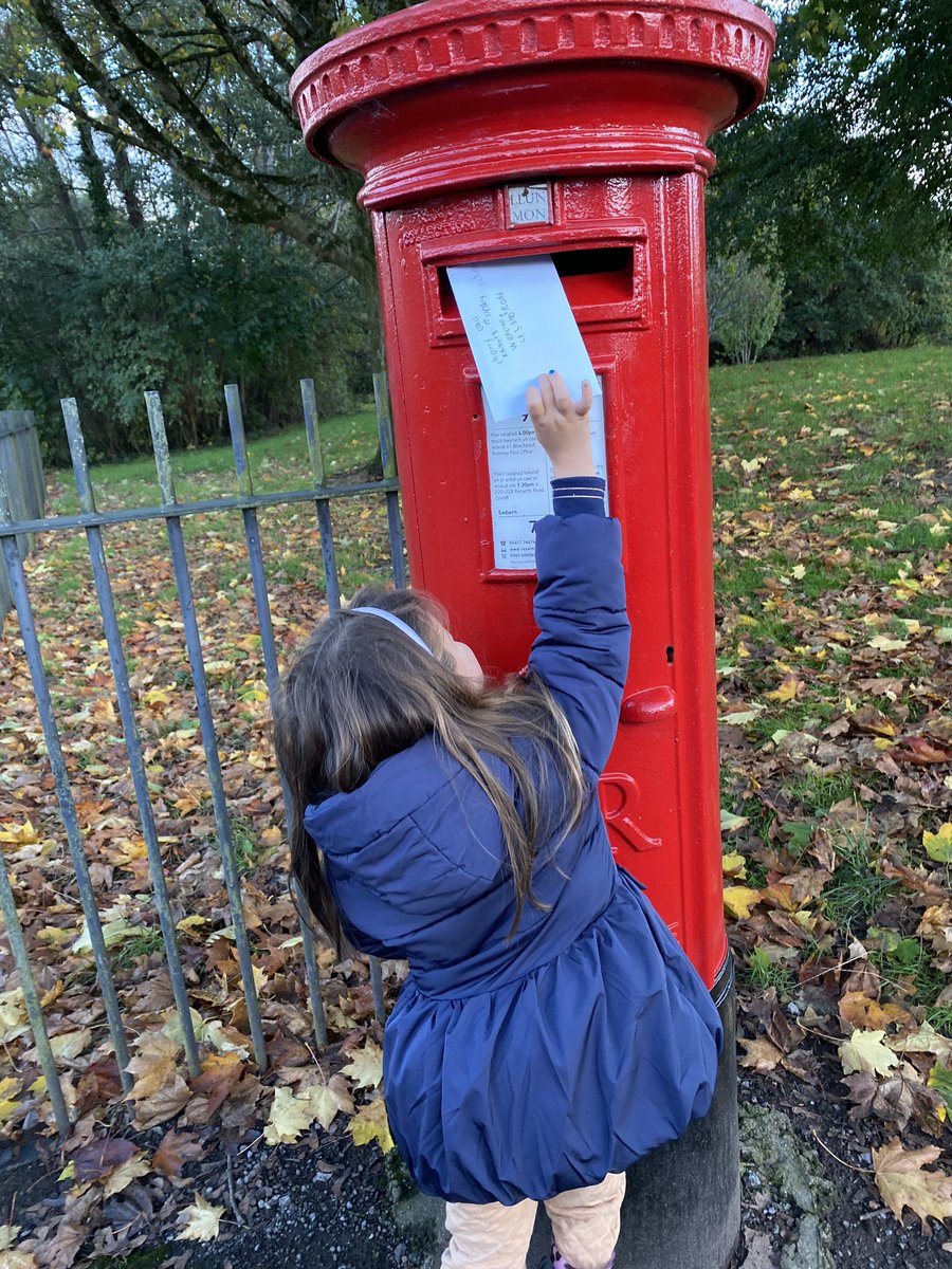 Tuffers31's tweet photo. @RumneyPrmYear1 Ariana posting her space house back to school ready to arrive next week 🥰 https://t.co/yxV9HFlx01