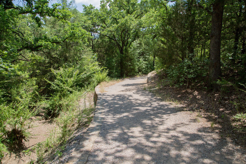 ArlingtonParks's tweet photo. Our #ParkOfTheWeek is Crystal Canyon Natural Area! This geology lover's paradise has a diverse geologic profile - marine shales, siltstone, mudstone, gypsum layers & fine grain sandstone have been found here. A half-mile trail runs through the preserve for a lovely nature hike! https://t.co/5w3RJIQcdo