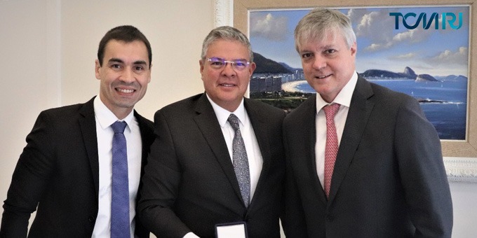 Tribunal de Contas do Município do Rio de Janeiro (@tcm_rj) on Twitter photo O presidente do TCMRJ, Luiz Antonio Guaraná, acompanhado do Conselheiro Bruno Maia de Carvalho, recebeu, no dia 03/11,a visita do Controlador-Geral do Equador, Carlos Riofrio González. O presidente do TCMRJ, Luiz Antonio Guaraná, acompanhado do Conselheiro Bruno Maia de Carvalho, recebeu, no dia 03/11,a visita do Controlador-Geral do Equador, Carlos Riofrio González.