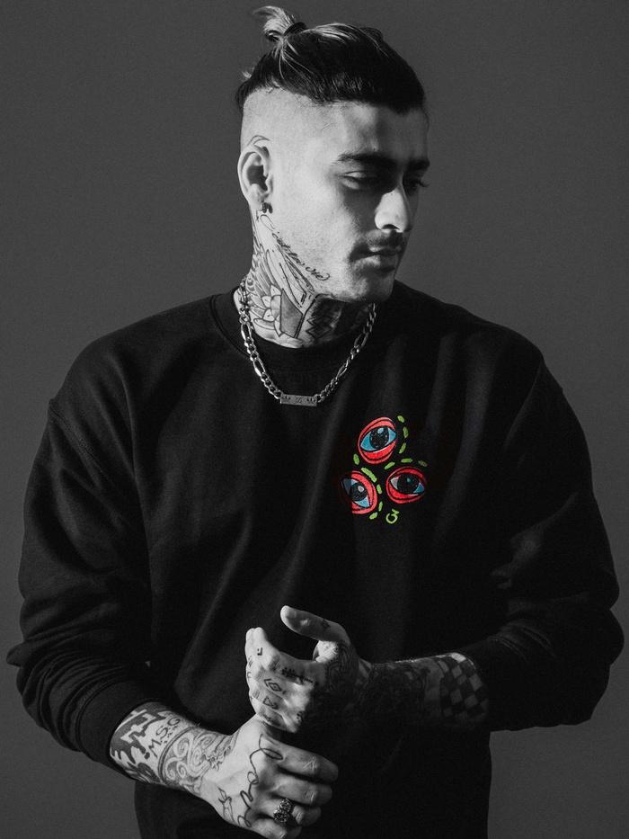 flowerofthisluv's tweet photo. @zaynmalik Merry frickin' christmas to us 😵 https://t.co/oBwgI2I2ld