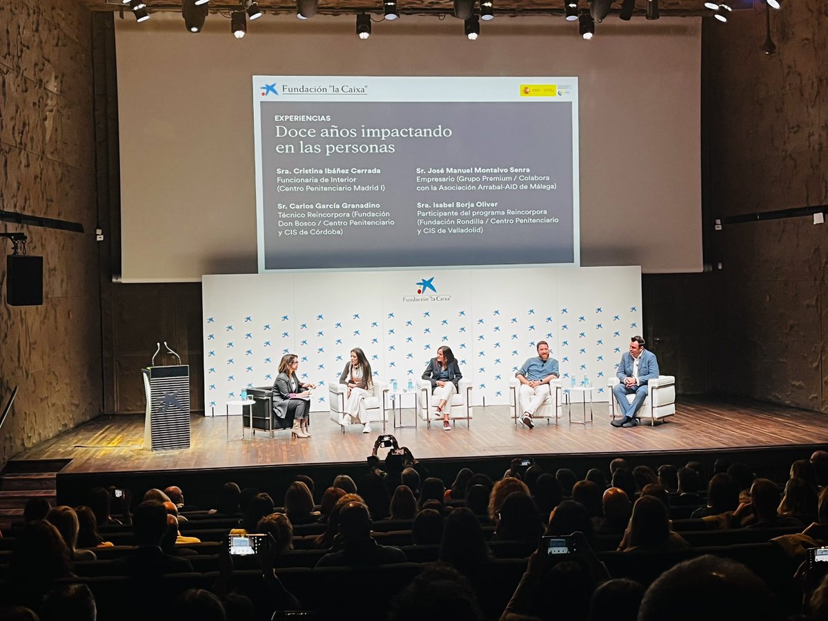 AsociacinColec1's tweet photo. Gracias @FundlaCaixa y @IIPPGob #TPFE por la Jornada-Encuentro del Programa ReIncorpora. Ha sido una mañana llena emociones, reencuentros y reconocimientos que estamos deseando repetir. #trabajosquelocambiantodo https://t.co/5eMT2zKkDT