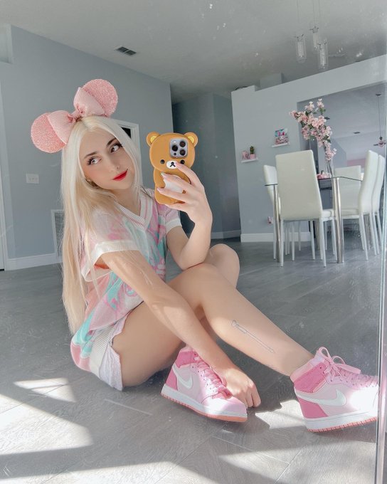 Today 🎀 https://t.co/eiuJoGVJPw