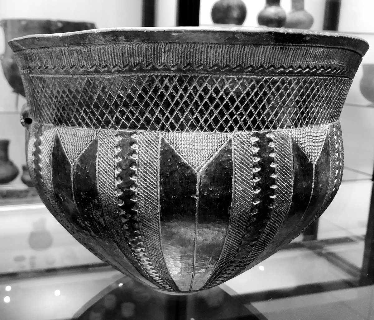 prehistoryRMO's tweet photo. #FindsFriday and another @Nationalmuseet object: the Skarpsalling pot! Dated to c. 3200 BC, it is one of the most beautiful #neolithic vessels, #Funnelbeaker culture. The power of design💪 https://t.co/FVUFWHNBSK