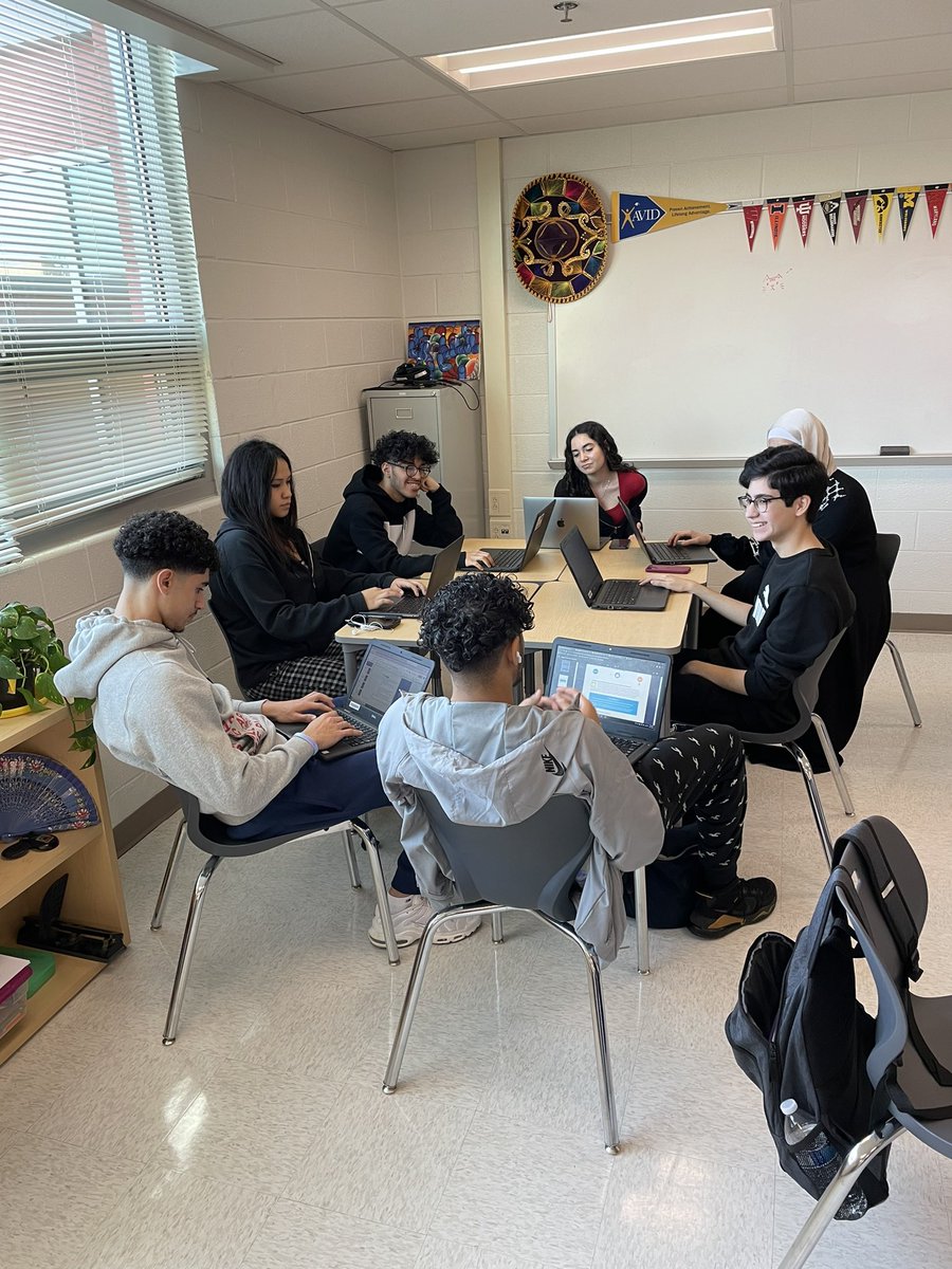EWaxman's tweet photo. Loved listening to my USVA Govt class discussing qualities of free and fair elections. Looking forward to analyzing the results of next Tuesday with these informed students. @OaktonHS @FcpsSocial https://t.co/xNEFx6qq7n