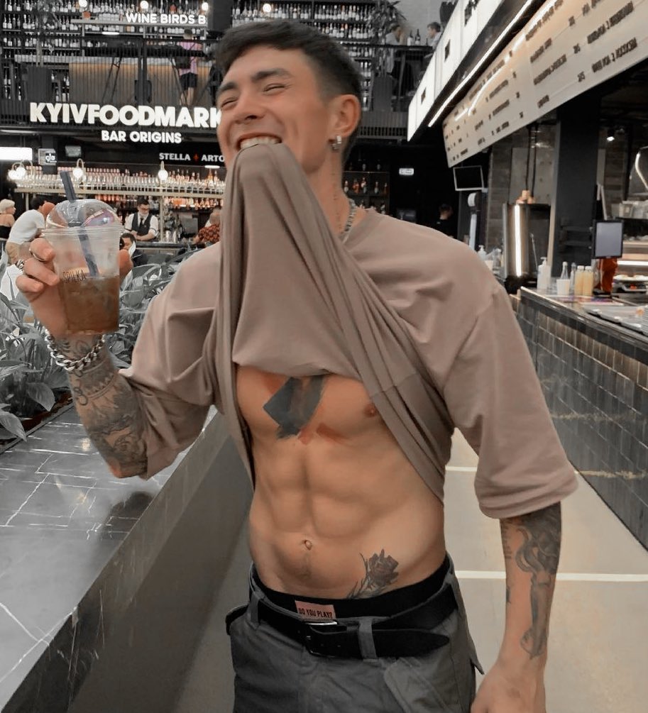 ㅤ ㅤ

 ㅤ ㅤ estoy 𝖙𝖗𝖆𝖓𝖖𝖚𝖎𝖑𝖔,
 ㅤ ㅤ es lo que parece 
 ㅤ ㅤ aquí no hay kilo
 ㅤ ㅤ tampoco 𝖏𝖚𝖊𝖈𝖊𝖘.
ㅤㅤㅤㅤㅤ ㅤ