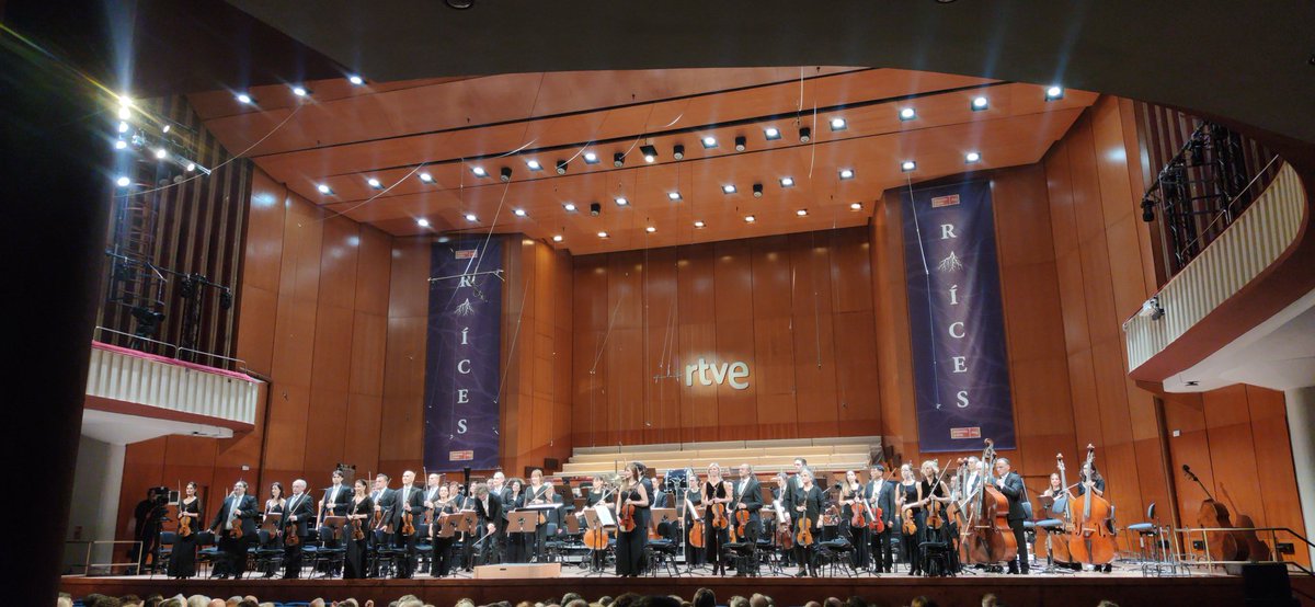 1er concierto del Ciclo de Jóvenes Músicos con Emmanuel Tjeknavorian al frente de la Orquesta Sinfónica RTVE. En la 1ª parte, el Adagio de Barber, Luces de un cielo nocturno, de Gabriel Ordás y la Obertura El barón gitano de J. Strauss Jr Lo podremos ver el 13 de nov en <a href="/la2_tve/">La 2</a>