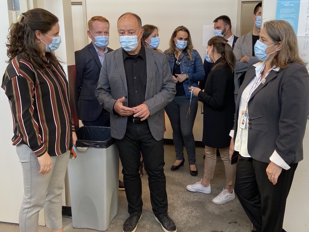 santeqc_csmtl's tweet photo. L'Hôpital de Verdun a reçu la visite de M. Dubé Ministre de la Santé et député de la circonscription de la Prairie accompagné du PDG M. Lehouillier, de Mme Careau DSI, de Dre Murray DMRG et de Dre Lajeunesse DSP. Une belle rencontre avec l'équipe de l'Urgence et du GMF-U. #CCSMTL https://t.co/OXICwTt8Ai