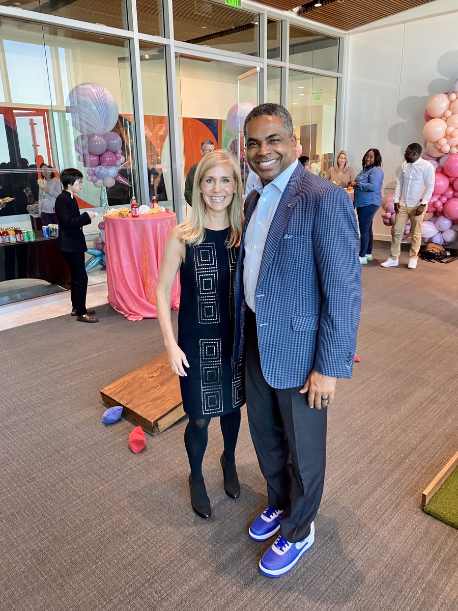 Dianne_C_Bailey's tweet photo. FriYAY fun at the @BankofAmerica Tower Block Party with Charlotte Market President @kiethcny & teammates! #powerto ๐ https://t.co/Ftdwewy5Mi