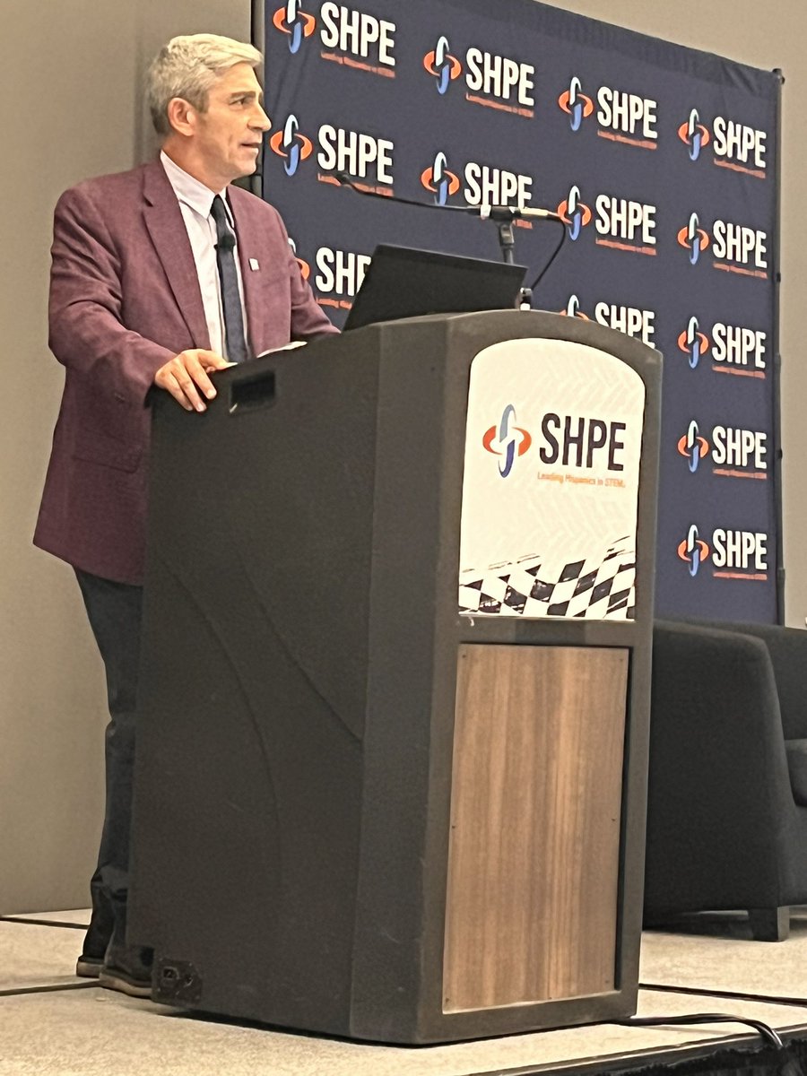 SHPE's tweet photo. Welcome to the #SHPEFamilia! Thank you for joining us during our CEO’s Roundtable. Richard Blanco was the  Presidential Inaugural Poet for President @BarackObama AND he’s also a civil engineer! 

@rblancopoet #SHPEPride #HispanicsInSTEM #SHPE2022 #YOUBelongInSTEM https://t.co/txGJwRu1m2