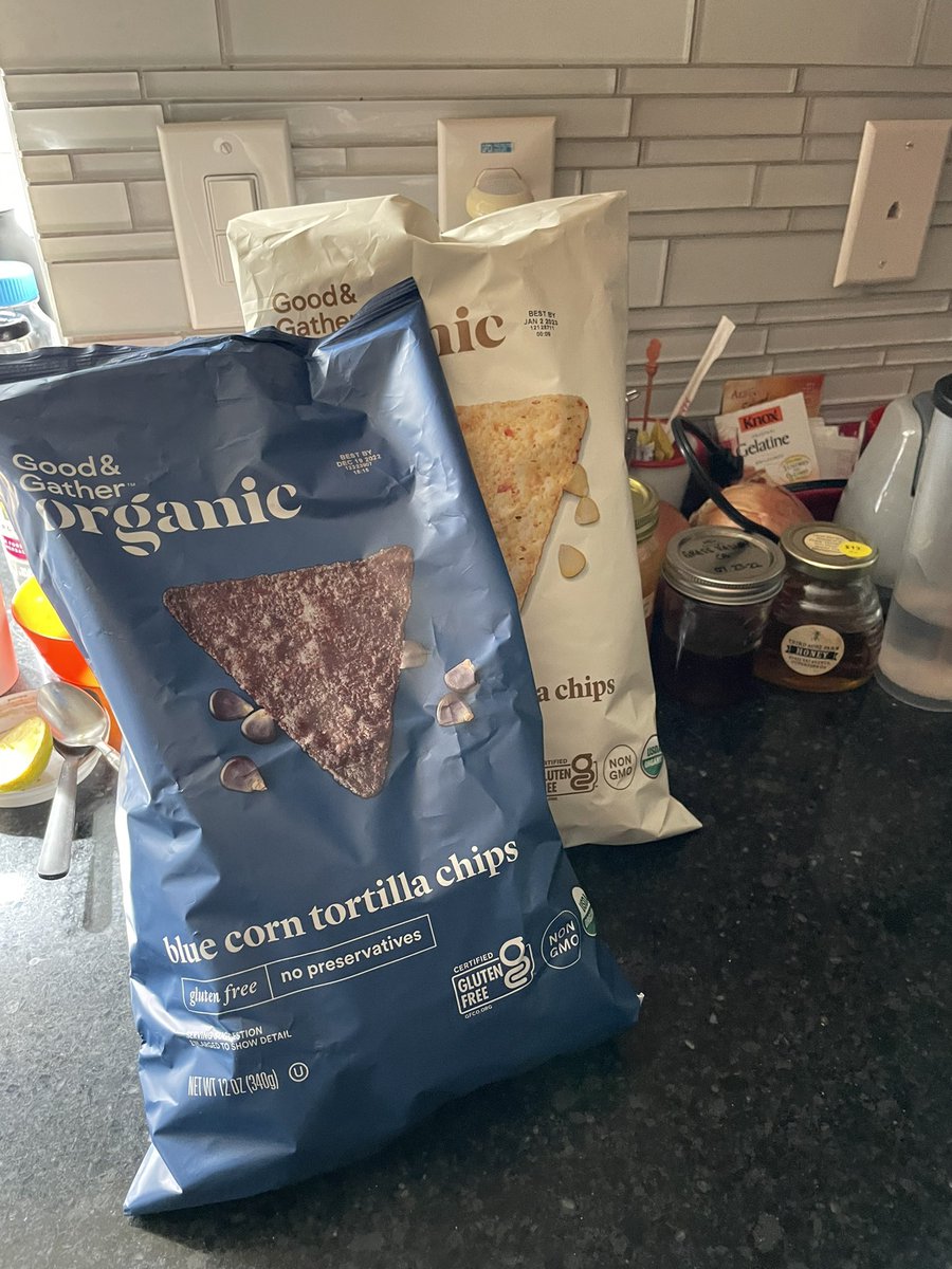 Quan's tweet image. Thinking about Tweeps, even at the store. 💙🤍💔 #classictwitter #corny #heavytweeter