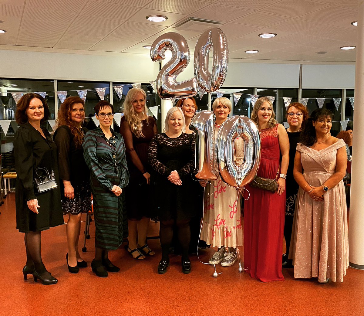 Keuda_Ammattiin's tweet photo. Tänään juhlittiin sekä hiusalan 20v että kauneudenhoitoalan 10v taivalta. 🙌 Yhteisjuhlissa kohtasivat alan yrittäjät, Keudasta aiemmin valmistuneet opiskelijat, alojen opettajat ja #keudalainen henkilöstö. 🤩💚 #ammatillinenkoulutus #innostava #hiusala #kauneudenhoitoala https://t.co/gpVIG3geRk