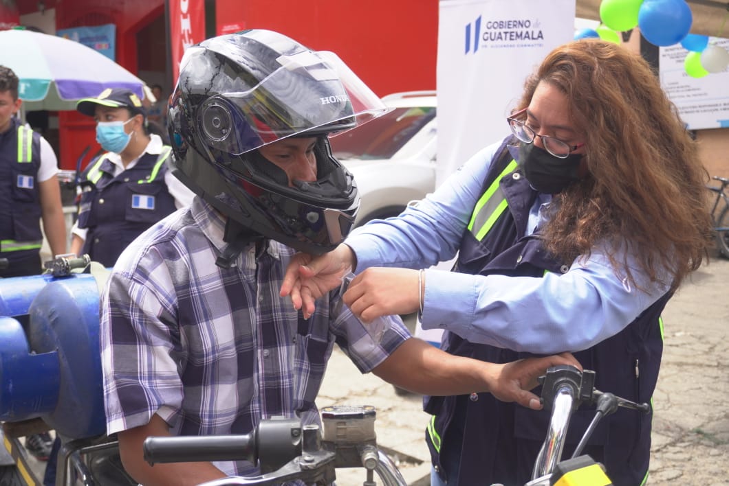 DTransitoPNC's tweet photo. #MotoristaResponsable
Jefa de #TránsitoPNC Licda. Sara Bolaños, participó en operativos preventivos en Jalapa, para concienciar a los conductores de motocicleta sobre el respeto y cumplimiento de las normas de tránsito. https://t.co/JtO51IAZ3A