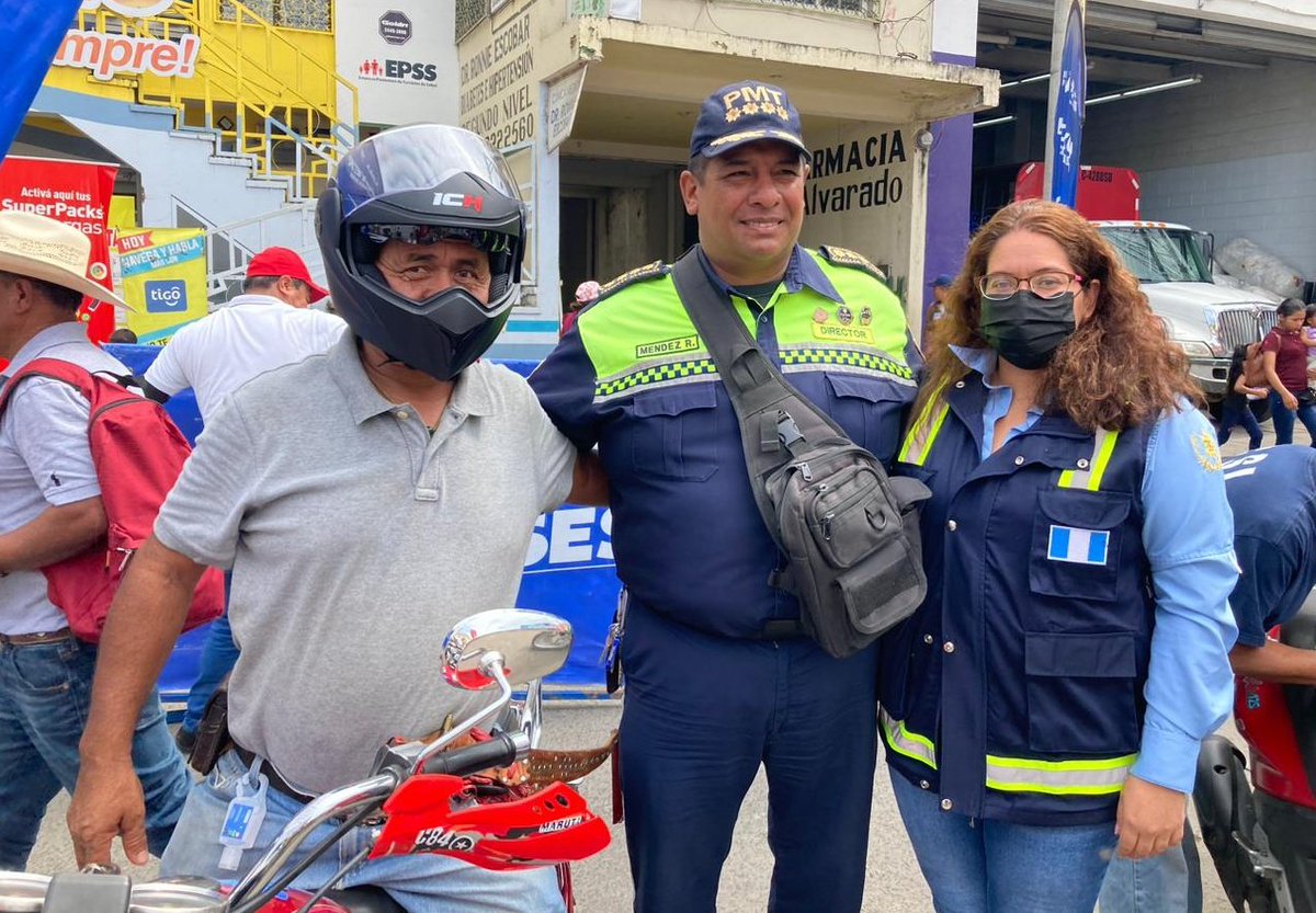 DTransitoPNC's tweet photo. #MotoristaResponsable
Jefa de #TránsitoPNC Licda. Sara Bolaños, participó en operativos preventivos en Jalapa, para concienciar a los conductores de motocicleta sobre el respeto y cumplimiento de las normas de tránsito. https://t.co/JtO51IAZ3A