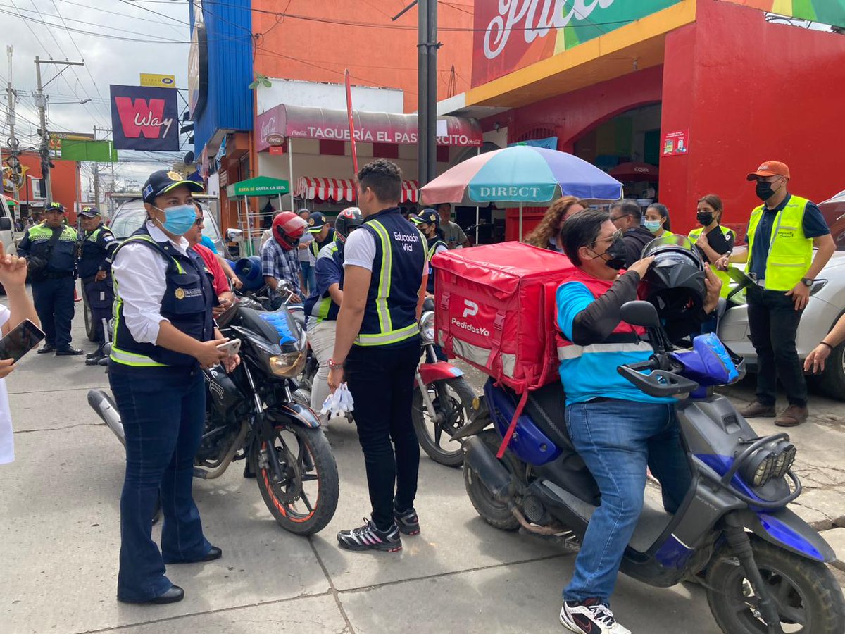 DTransitoPNC's tweet photo. #MotoristaResponsable
Jefa de #TránsitoPNC Licda. Sara Bolaños, participó en operativos preventivos en Jalapa, para concienciar a los conductores de motocicleta sobre el respeto y cumplimiento de las normas de tránsito. https://t.co/JtO51IAZ3A