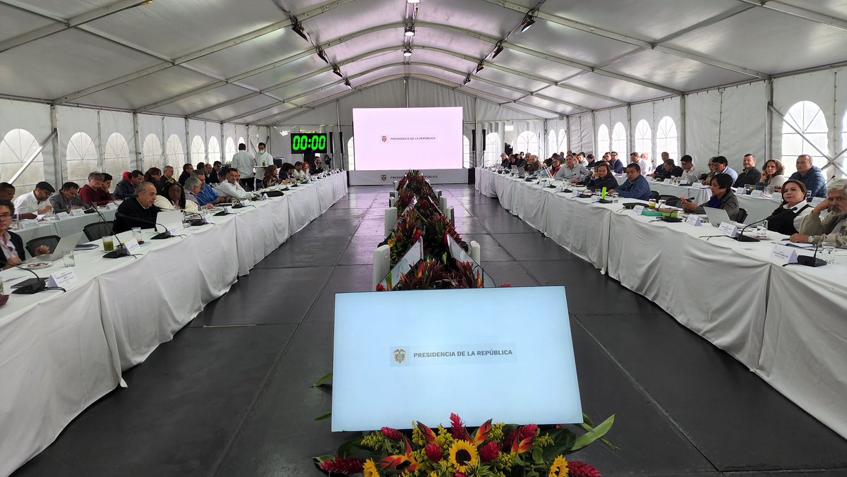 Reunido en Hato Grande, Cajicá, con más de 100 funcionarios del más alto nivel en la primera Asamblea General de Gobierno.