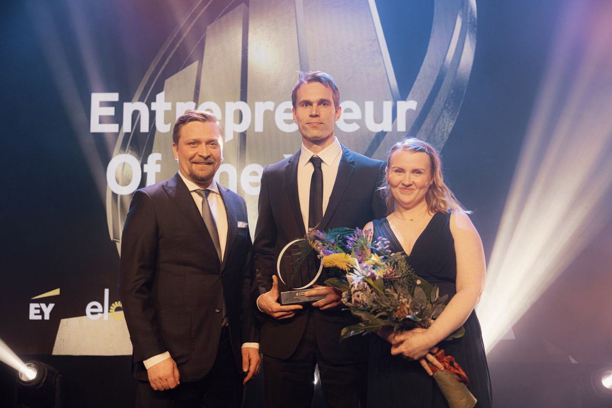 Matalan kynnyksen terapiapalveluita tarjoavan Terapiatalo Nosteen perustajat Katja Koski, Matti Penttinen & Olli Sirkiä palkittiin vuoden 2022 start-up-yrittäjinä EY Entrepreneur Of The Year -kasvuyrittäjäkilpailussa. #EOY_Suomi