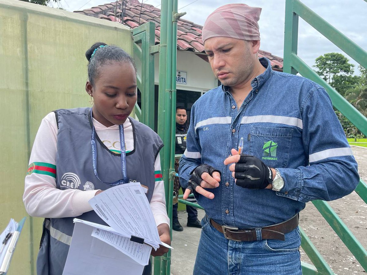CNEOrellana's tweet photo. #CNEInforma 📣 | Nuestros técnicos electorales, realizan las notificaciones a los Miembros de las Juntas Receptoras del Voto 🗳️ de manera presencial en el varios sectores del cantón #FranciscoDeOrellana y #JoyaDeLosSachas📍. 

#EcuadorCuentaContigo https://t.co/53SPZ3SG9w