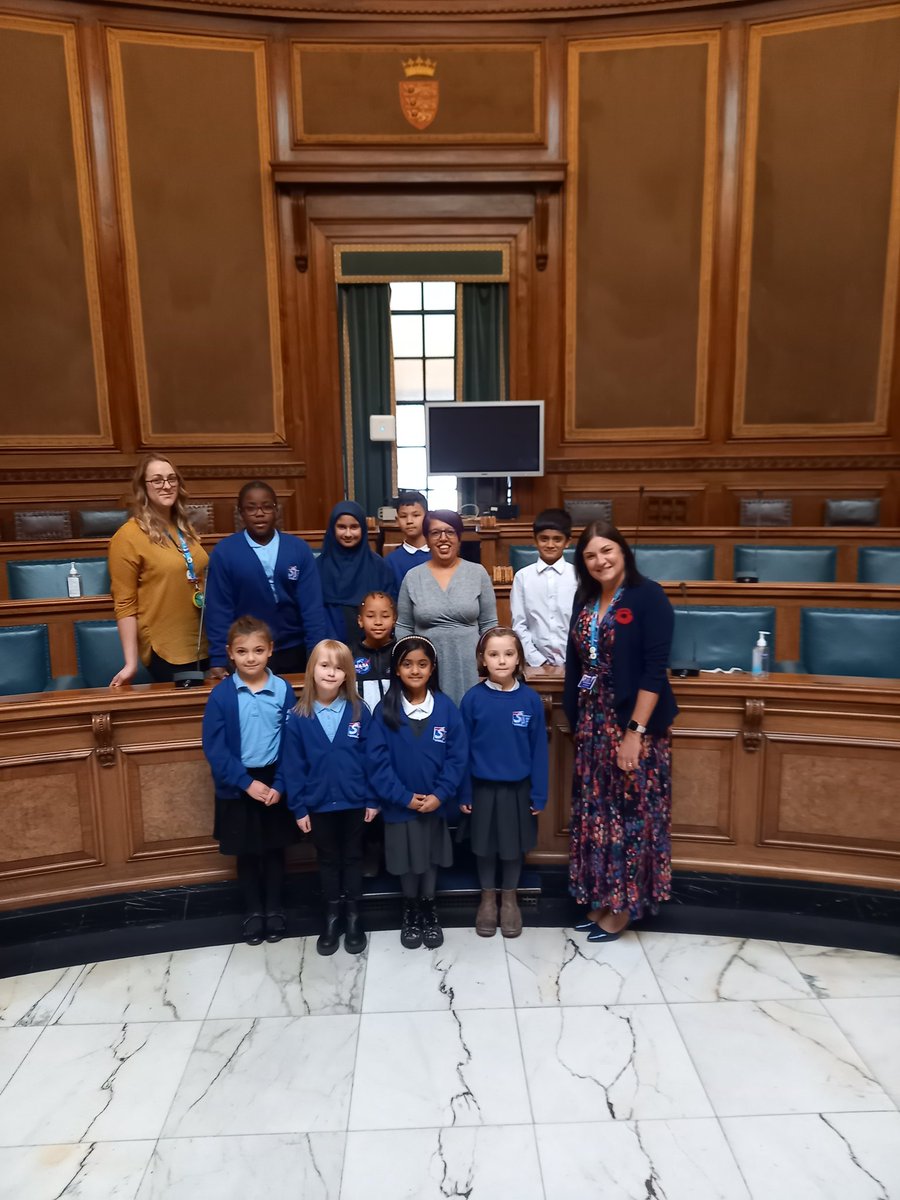 What a lovely end to the week, drinking capri suns🧃and showing <a href="/SherwoodAcad/">Djanogly Sherwood</a> school council behind the scenes at the Council House 🏛

Loved sharing some insider secrets about what the Council is &amp; does with the voters (and maybe councillors!) of tomorrow 😄