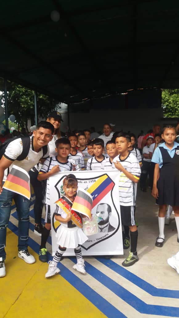 UEECiprianoC's tweet photo. Nuestra madrina Deporte  Inicial C,  participando del desfile junto a el equipo Alemania https://t.co/xVpUuSC9xX