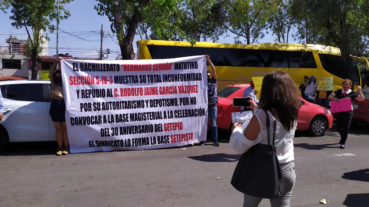 e_consulta's tweet photo. 📢 Sindicalizados del #SETEPID bloquean Bulevar San Felipe.
Acusan que el líder Jaime García Vasquez hace un manejo irregular de los recursos. En la zona el líder da un festejo por su informe de actividades.
👉 https://t.co/O9Sb5ST8vl
Vía @Maribel_VO https://t.co/Pvu7xrlRWH