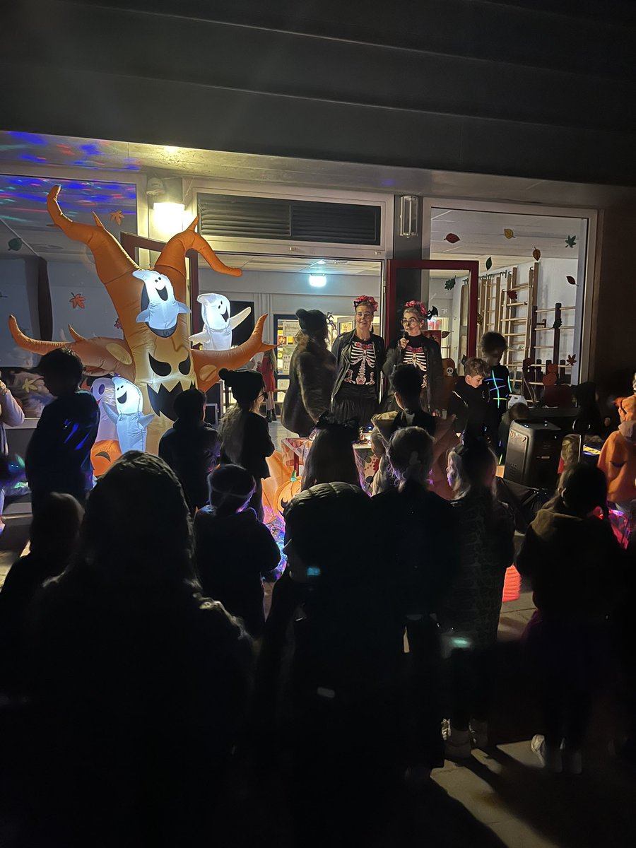 Wat zetten ouders een geweldig halloween festijn neer vanavond <a href="/BSPiusX/">BS Pius X</a> @SAAMscholen DJ Simone zorgt voor een griezelige noot! Hoe mooi!