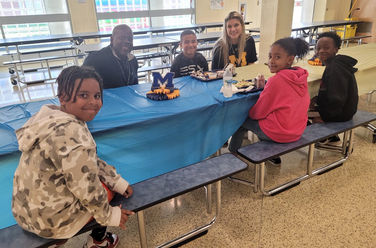 CoolColeMuhls's tweet photo. First Day for #COLEtureOfRespect reward lunches.  Students have been working hard and showing respect to earn #COLEtureOfRespect tickets.  On Fridays, the raffle winners earn lunch with administrators and an ice cream treat!  Congratulations everyone!💙💛 https://t.co/RMFmgqBBDC