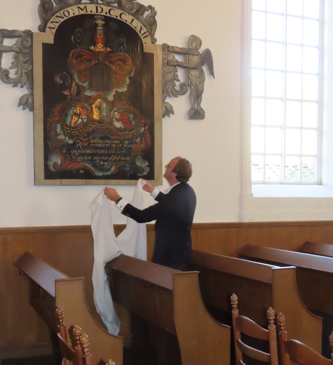aabuwalda's tweet photo. Vanmiddag werd het volledig gerestaureerde memoriebord uit 1762 in de kerk van #Schettens onthult.
Tjalling baron thoe #Schwartzenberg en Hohenlansberg haalde het doek eraf, waardoor alle aanwezigen uitgebreid het resultaat konden bewonderen. https://t.co/0QqOOvMJzW
