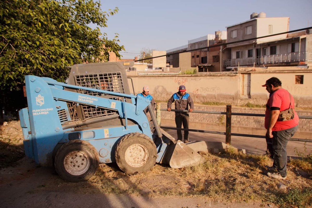 municipalidadlr's tweet photo. 🚜OPERATIVO DE LIMPIEZA EN EL RÍO TAJAMAR 

✔️Finalizó la limpieza del interior y zonas aledañas del Río Tajamar. 

👉La intervención se realizó desde la avenida Ángel Vicente Peñaloza hasta 8 de Diciembre. https://t.co/9ZqPR3nmjt