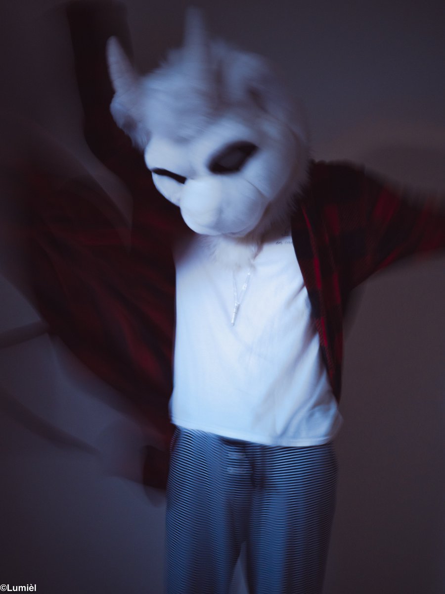 LumielTweets's tweet photo. Happy #FursuitFriday my belated halloween costume is tired ❤️ https://t.co/4peHCUvNBT