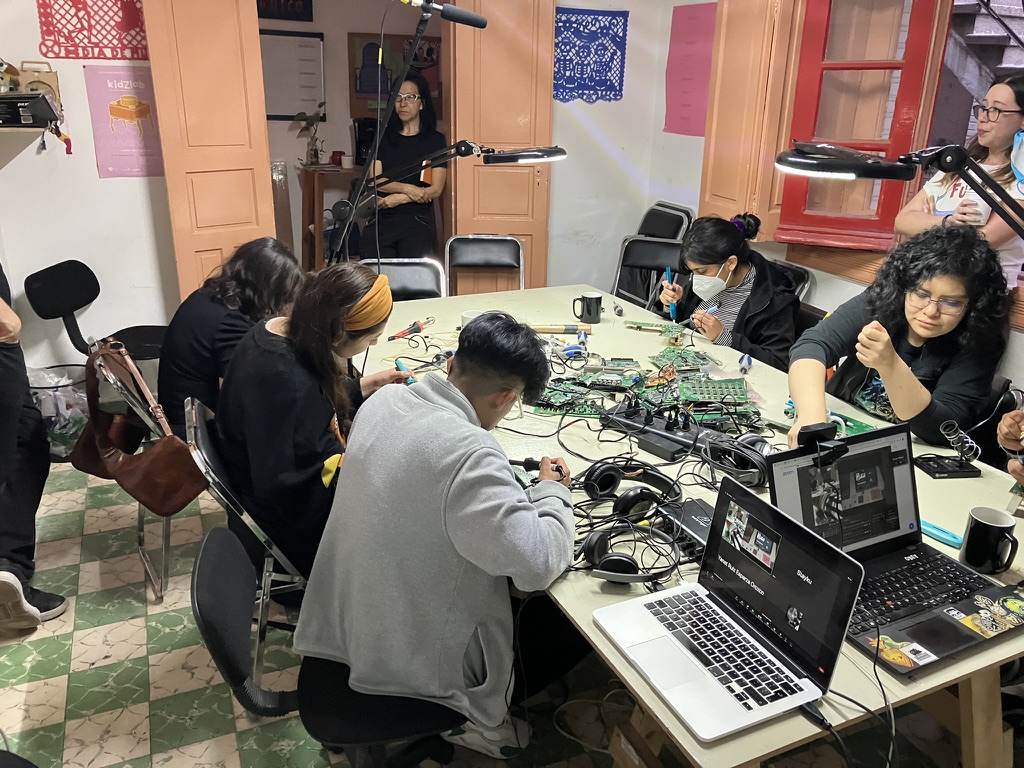 CatedraMaxAub's tweet photo. ¿De qué manera un futuro posible se presenta realmente como una alternativa?
En las sesiones del #LabPrototipos Todo lo que necesitas para sobrevivir el apocalipsis: Laboratorio de oficios post-civilizatorios con @medialabMx se habló al respecto.
https://t.co/tUZVbBiRvF https://t.co/MZgGoih3VP