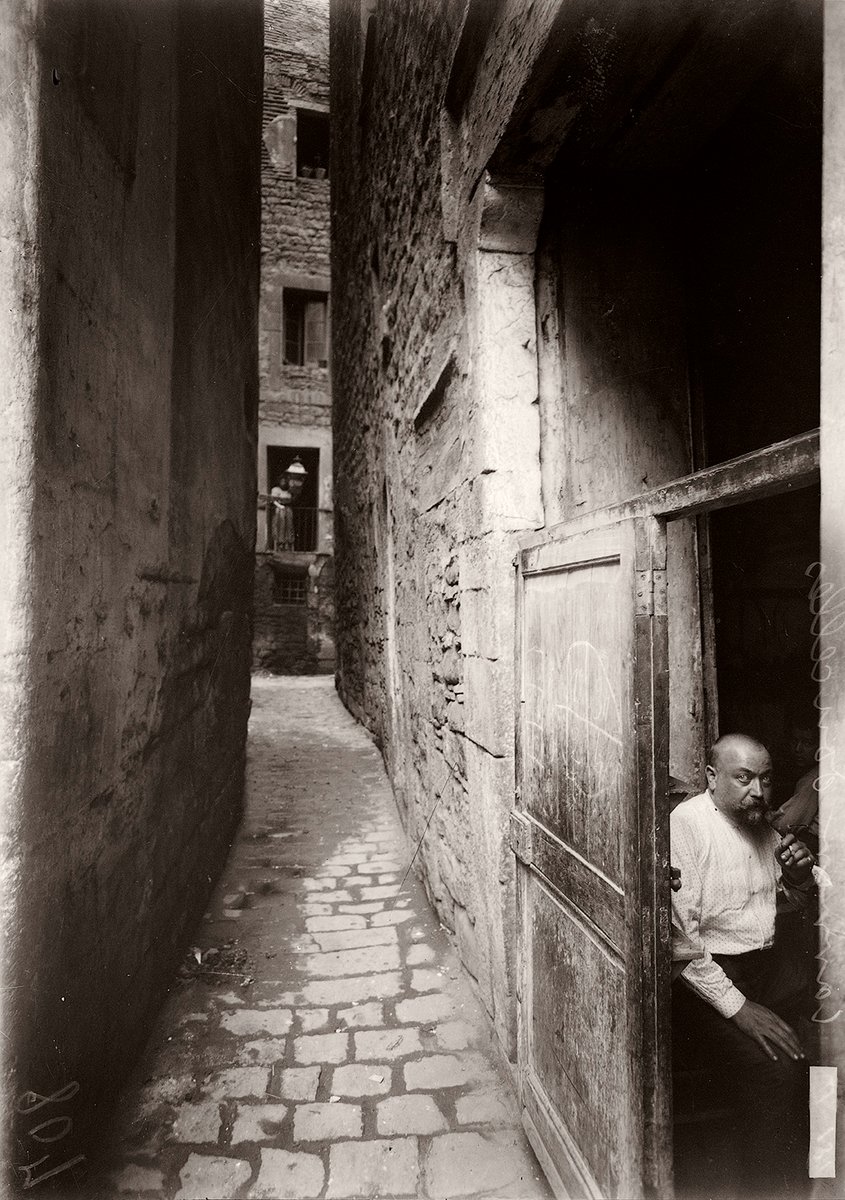 Amb una entrada d'1,29 metres, una sortida d'1,35 metres i un coll d'ampolla de només 1,12 metres, el Carrer de les Donzelles és el carrer més estret conegut de la Història de Barcelona. Desaparegué el 1909 quan s'obrí la Via Laietana, i això és un fil sobre aquell carrer. 👇