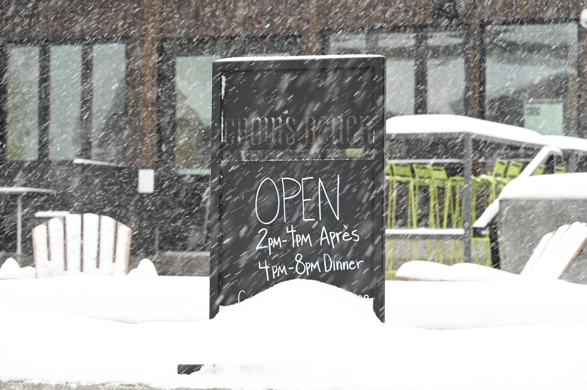 SchweitzerID's tweet photo. #snowcoveredpatiofurniture #yourtableisready https://t.co/1X2GQQOADj