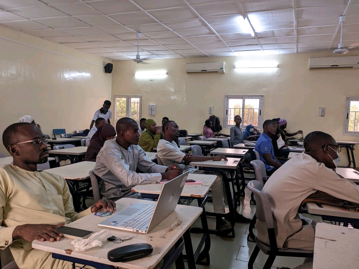 0xgodi's tweet photo. 2e session du Compose Camp avec le Google DSC - EST . Ce fut une session pratique sur:
- Les Syntaxe de bases du language Kotlin
- Les bases de Jetpack Compose
Je suis particulièrement enthousiasmé par la motivation et l'envie d'apprendre de ces étudiants.
#google #gdsc #estny https://t.co/w0RjwhUZ96