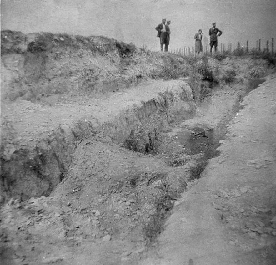 AuschwitzMuseum's tweet photo. 3-4 November 1943 | Aktion Erntefest (Harvest Festival) | The Germans murdered ca. 42,000 Jews in Lublin District of General Government. The massacre was the final element of Operation Reinhard - the murder of Polish Jews in GG
https://t.co/9lx8CZBVDl https://t.co/lbztxknbDZ