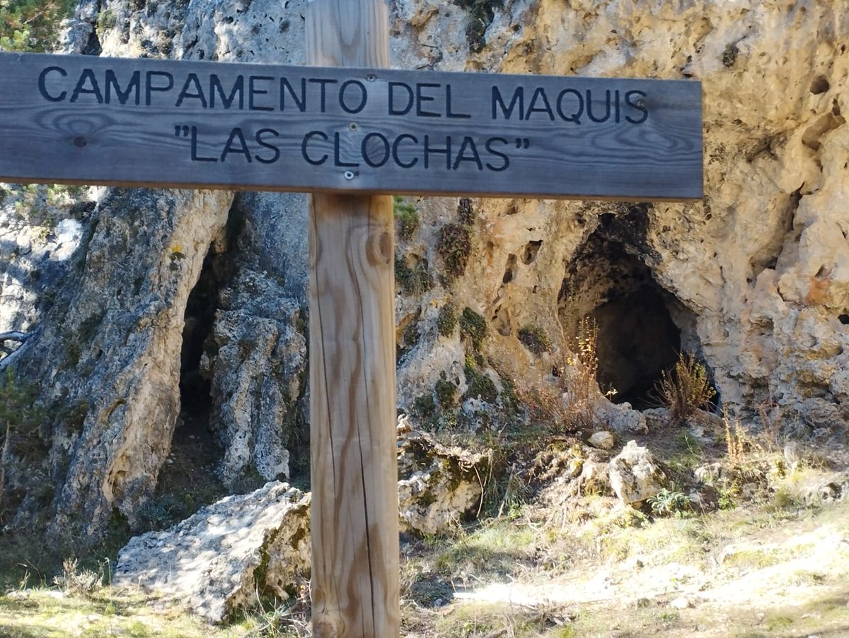 qfornes's tweet photo. Caminada al campament de Las Clochas, on una partida de la guerrilla republicana tenia una bona base, enmig de parets rocoses i un frondós bosc. 
Intensa jornada de memòria democràtica de la @FJubilatsCCOO https://t.co/Q2p7dnJyGi