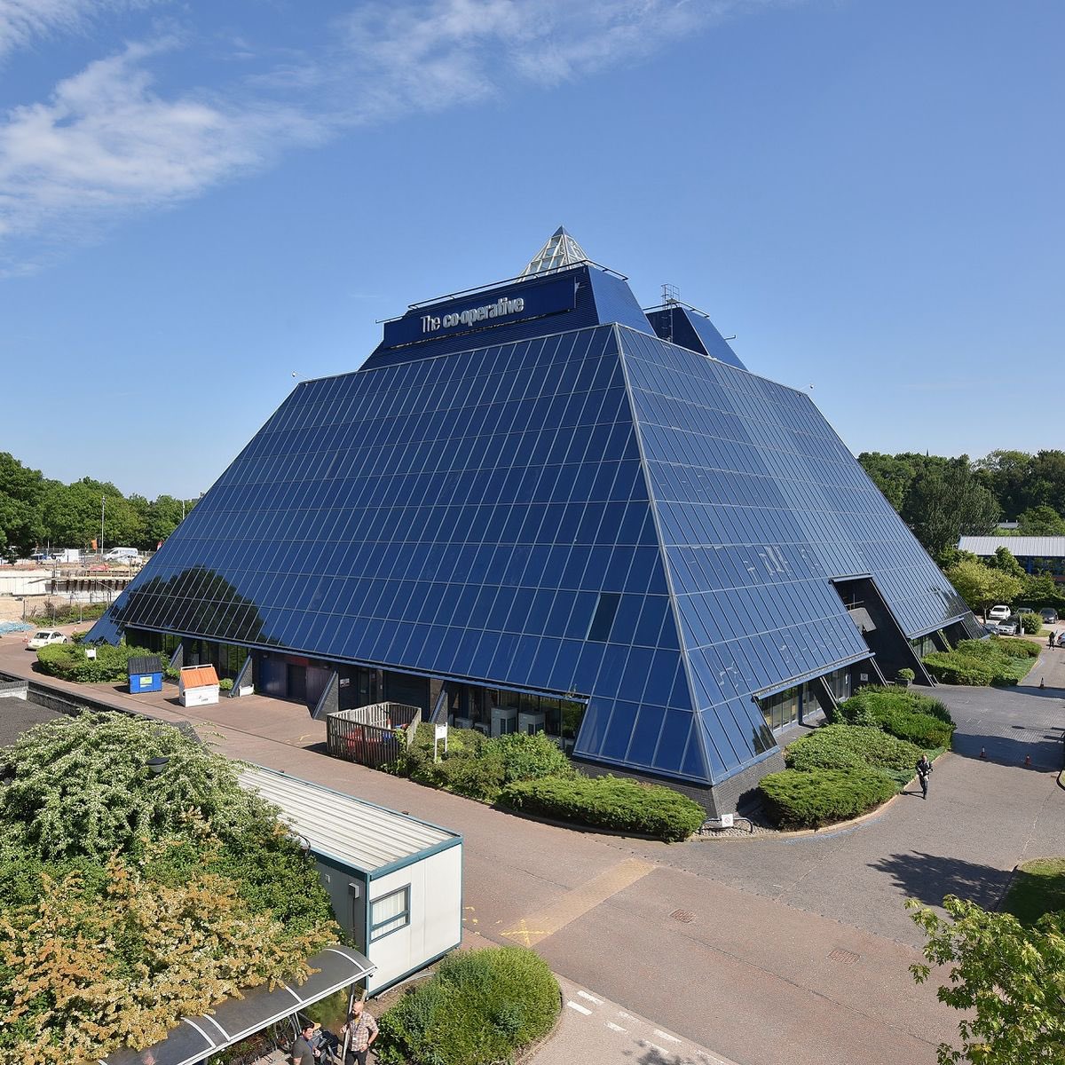 King Tut! To mark 100 years since Howard Carter discovered the tomb of the boy Pharaoh, we bring you that enduring symbol of Ancient Egyptian design - the pyramid. Here are 10 lesser-known examples of UK pyramids👇🏽 1. Stockport Pyramid (Maxwell Hutchinson, 1982) - office park