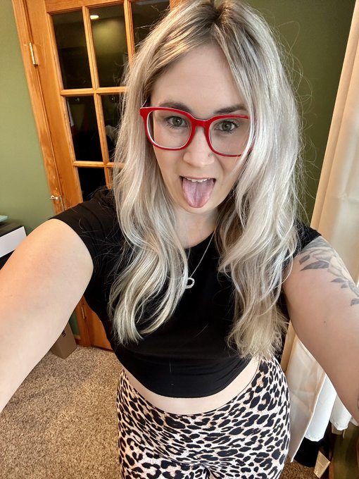 Happy Friyay!! &hellip;&hellip;We live!!!!!  Come hang out on Twitch with me   Link👇 https://t.co/jHFsmZ4uq3