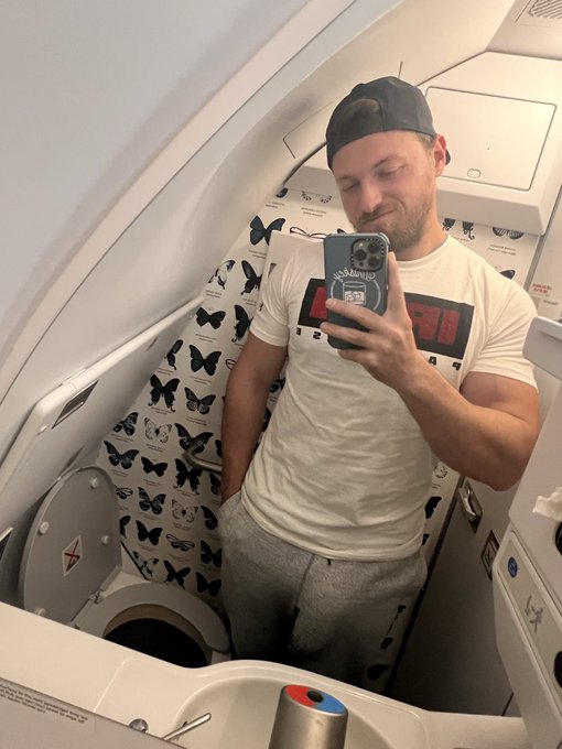 Me: I don&rsquo;t know why TSA always pat me down&hellip;  Also me: https://t.co/hptlodSyv1<a href="/tag/bigdickproblems"class="tags"><span>#bigdickproblems</span></a>