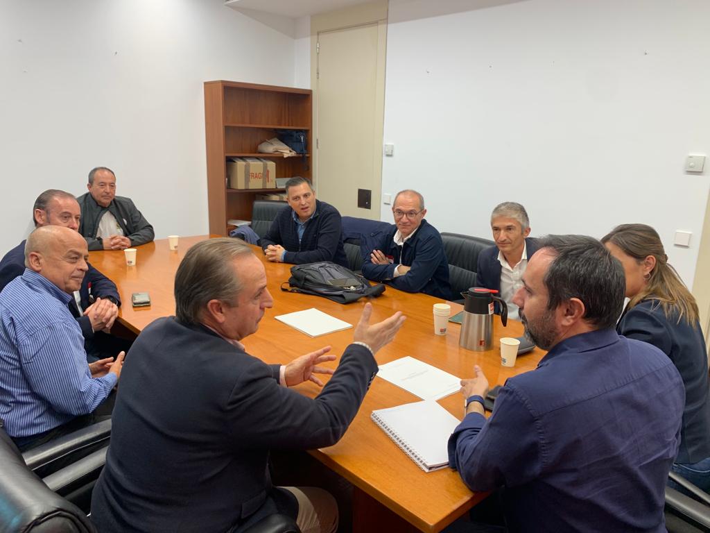 FAAT_Andalucia's tweet photo. Hoy el #TaxiAndaluz ha mantenido dos reuniones en el @Congreso_Es con @MayoralRafa de @PodemosCongreso; y @CesarJRamos del @gpscongreso para la defensa judicial del #Taxi ante el injusto #DecretazoCarazo

¡Gracias a @PODEMOS y @PSOE por su apoyo al #taxi contra el #DecreTaxo! https://t.co/ybcGilvfFR