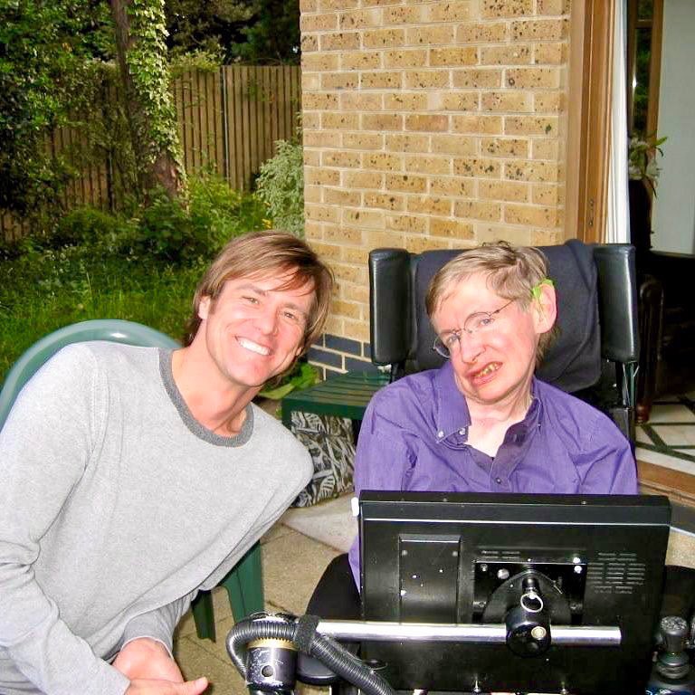 Stephen Hawking'i evinde ziyaret eden Jim Carrey (2003).
