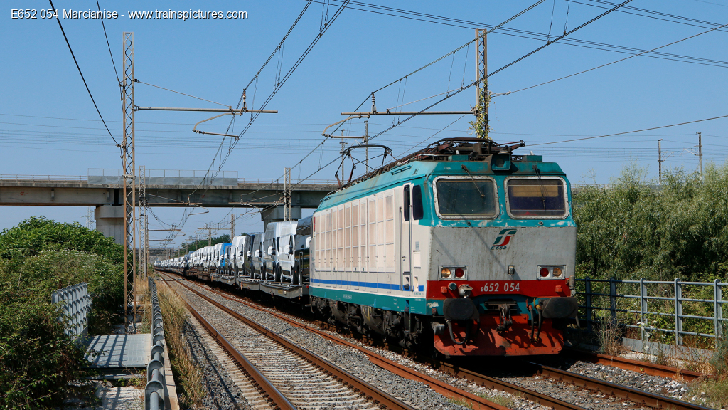 TrainspicturesC's tweet photo. Rubrica: Le Tigri E632, E633 e E652

E652 054 Marcianise, 20/07/2021

Foto 1920x1080 FullHD e video del transito: https://t.co/Yn2twqIpJI

 #fotografieferroviarie #treni #trainspictures #railpictures #ferrovia #e652 #italia #italy #campania #campania #caserta #succivo https://t.co/XVyJHcWHsP