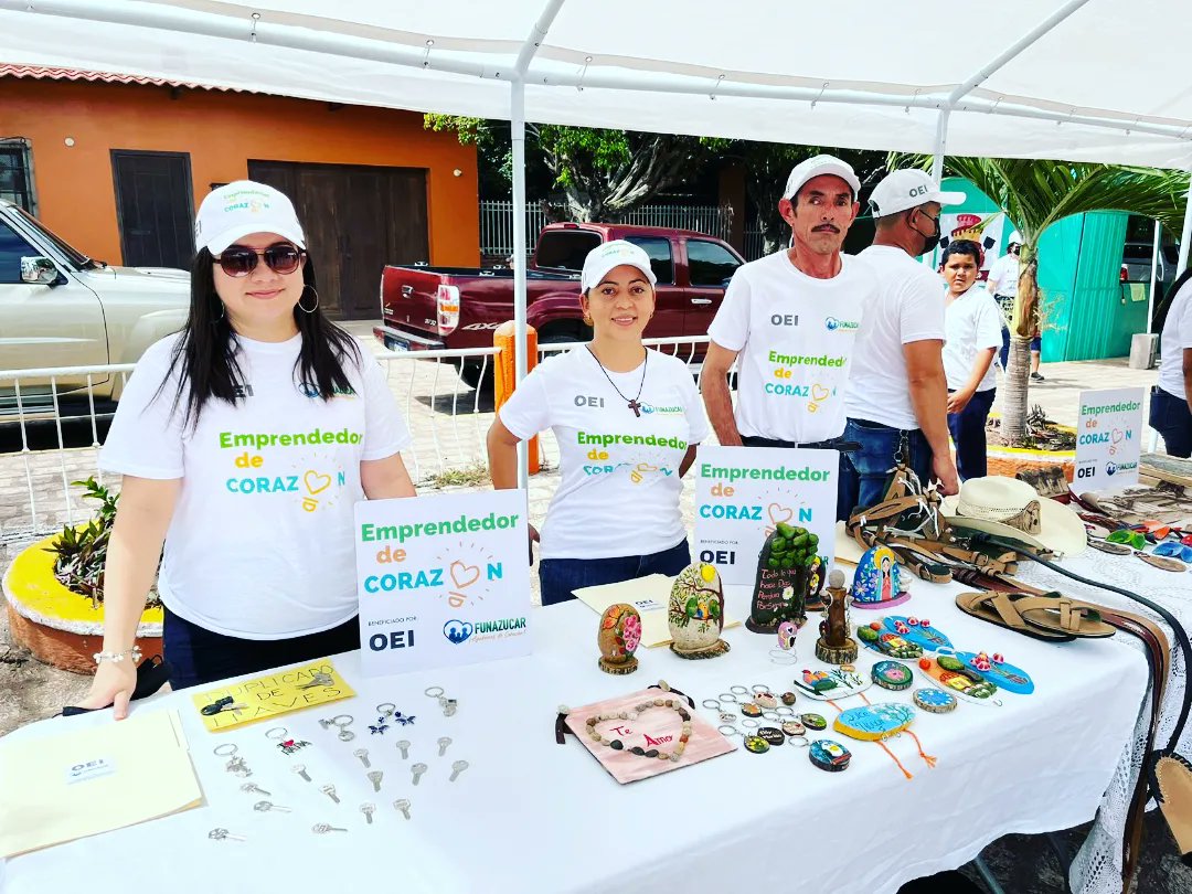 Funazucar's tweet photo. En la Villa de San Francisco se entregó equipo de trabajo a  26 emprendedores. Lo logramos gracias al respaldo de la Organización de Estados Iberoamericanos OEI, Compañía Azucarera Tres Valles y la Alcaldía.

#DulceSolidaridad 
#SomosEmprendedores https://t.co/4c52EogYy8