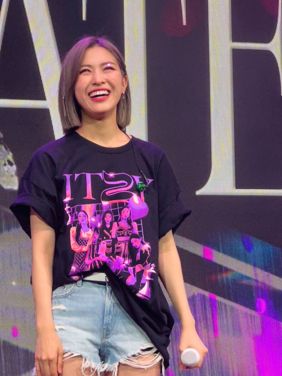 kpopandsteph's tweet photo. #ITZY_CHECKMATE_TOUR #ITZYinPHX #ITZYPhoenix https://t.co/qXtdz1jiA1