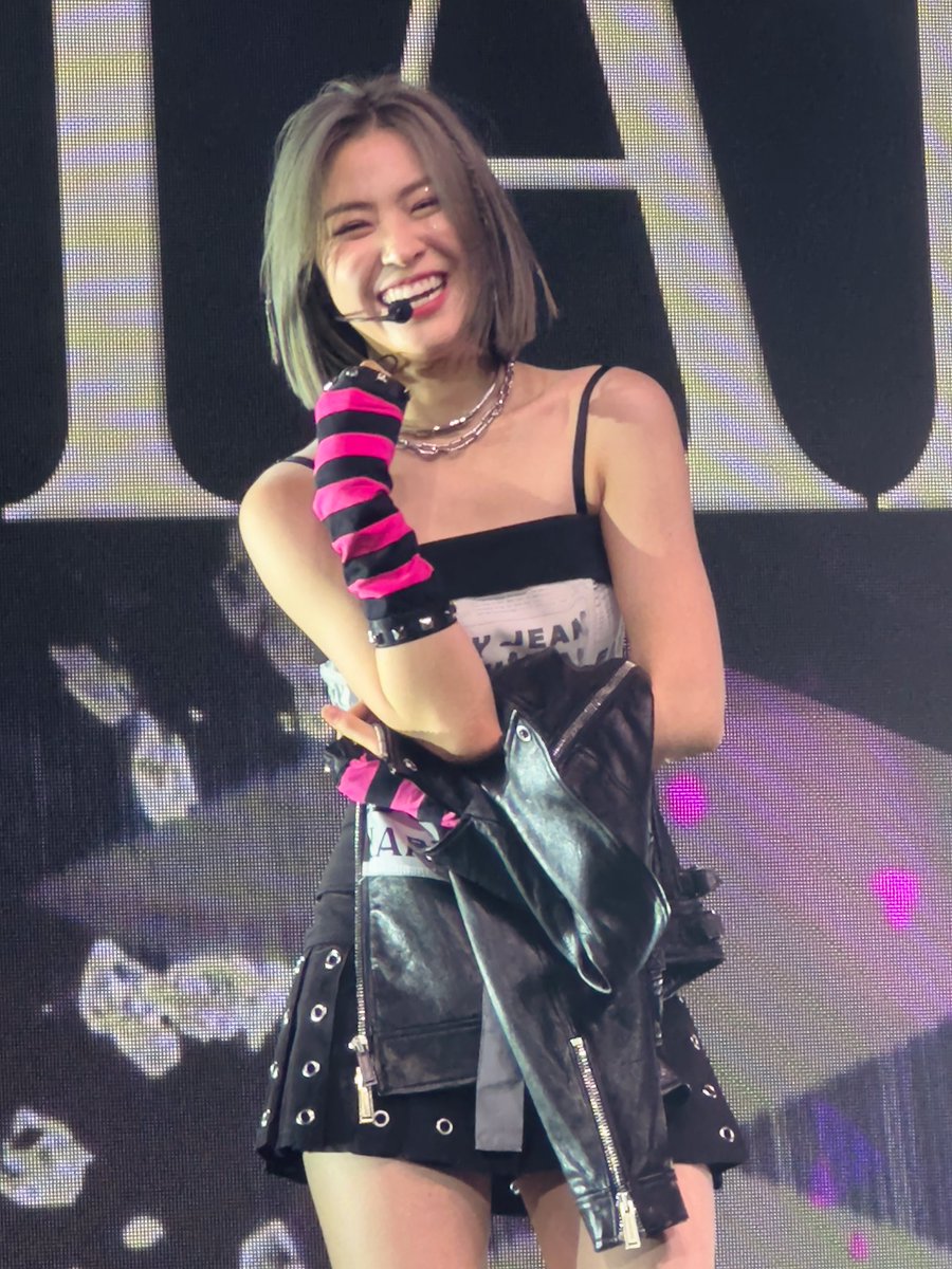 kpopandsteph's tweet photo. #ITZY_CHECKMATE_TOUR #ITZYinPHX #ITZYPhoenix https://t.co/qXtdz1jiA1