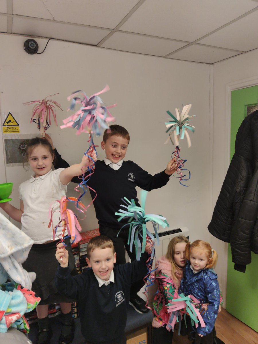 Diversity67's tweet photo. What a fab time we had this evening at our kids craft club making paper fireworks, eating dinner and best of all ending with some cake and ice cream 🍨
Thanks @slzfw21 &amp; @coopuk for your support with offering food waste collection. 56 people have taken home food this week 😊 https://t.co/Msm7mpIJD3