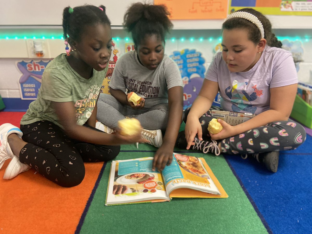 Stews3rdGrClass's tweet photo. Reading and snack are the perfect way to end our amazing day together 😊 #mvwes @MtVernonWoods https://t.co/rNTAbBzENd