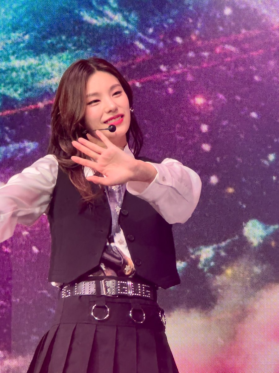 kpopandsteph's tweet photo. Barely recovered from #ITZY_CHECKMATE_TOUR but going to share some pics I took! #ITZYinPHX #ITZYPhoenix https://t.co/BkvC6klgmm