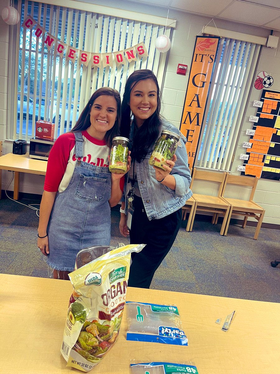 JWESfamily's tweet photo. Thank you to Mrs. Unnever &amp; our Wellness Committee for setting up a Mason Jar Salad Bar for our Walker family today! 🥗🫙🍴
This was such a great treat on a Friday, and a wonderful idea for a quick + easy lunch. 
#WalkerStrong #TeamWalker #SCPS
@ScpsWellness https://t.co/YJW8VAMsWv