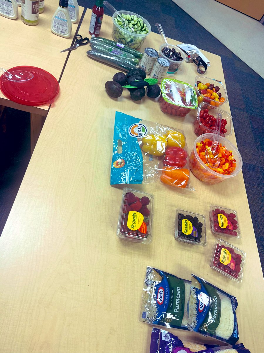 JWESfamily's tweet photo. Thank you to Mrs. Unnever &amp; our Wellness Committee for setting up a Mason Jar Salad Bar for our Walker family today! 🥗🫙🍴
This was such a great treat on a Friday, and a wonderful idea for a quick + easy lunch. 
#WalkerStrong #TeamWalker #SCPS
@ScpsWellness https://t.co/YJW8VAMsWv